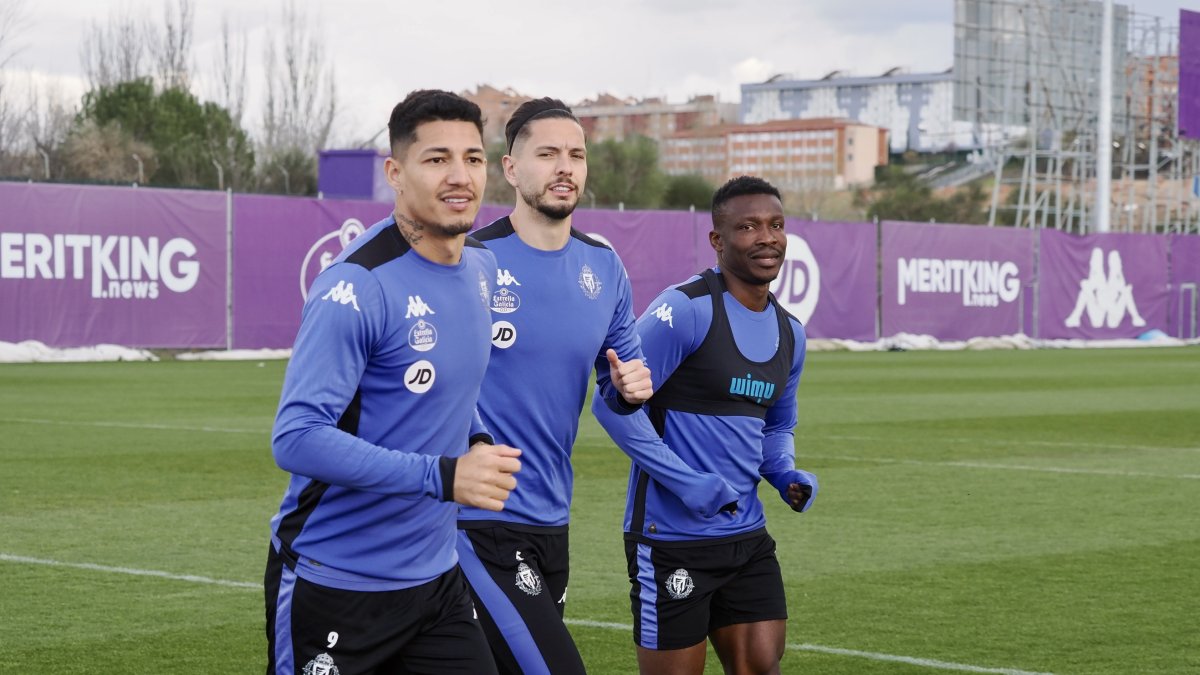 Marcos André, Javi Sánchez y Aidoo corren juntos durante el entrenamiento del lunes.