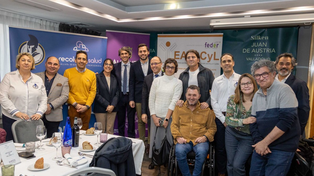 Miembros del Atlético Valladolid, Alimentos de Valladolid y la Diputación en el evento Lentejas Solidarias.
