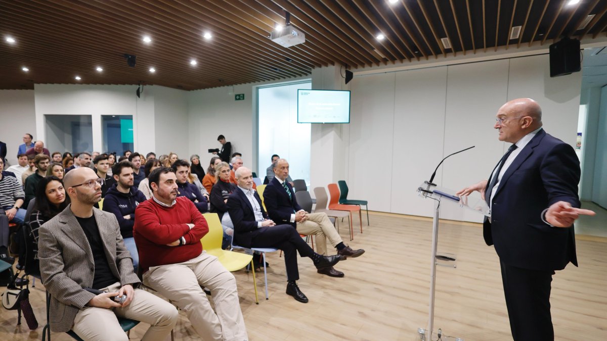 Carnero durante al presentación y Víctor Caramanzana y Félix Sanz