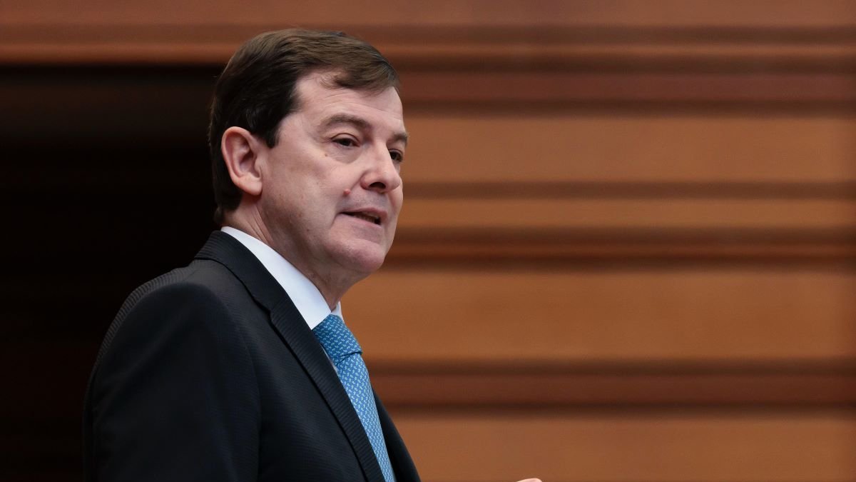 El presidente de la Junta de Castilla y León, Alfonso Fernández Mañueco, durante su intervención en el pleno sobre política general.