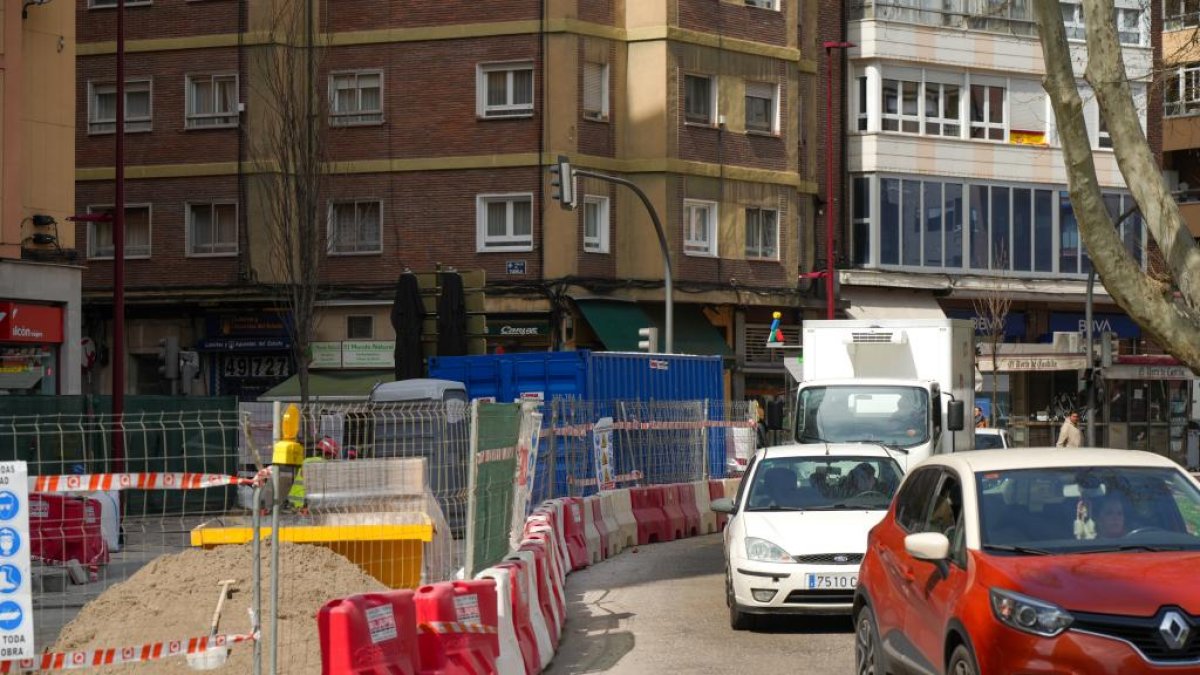 Obras de la plaza Circular, con un carril cortado.