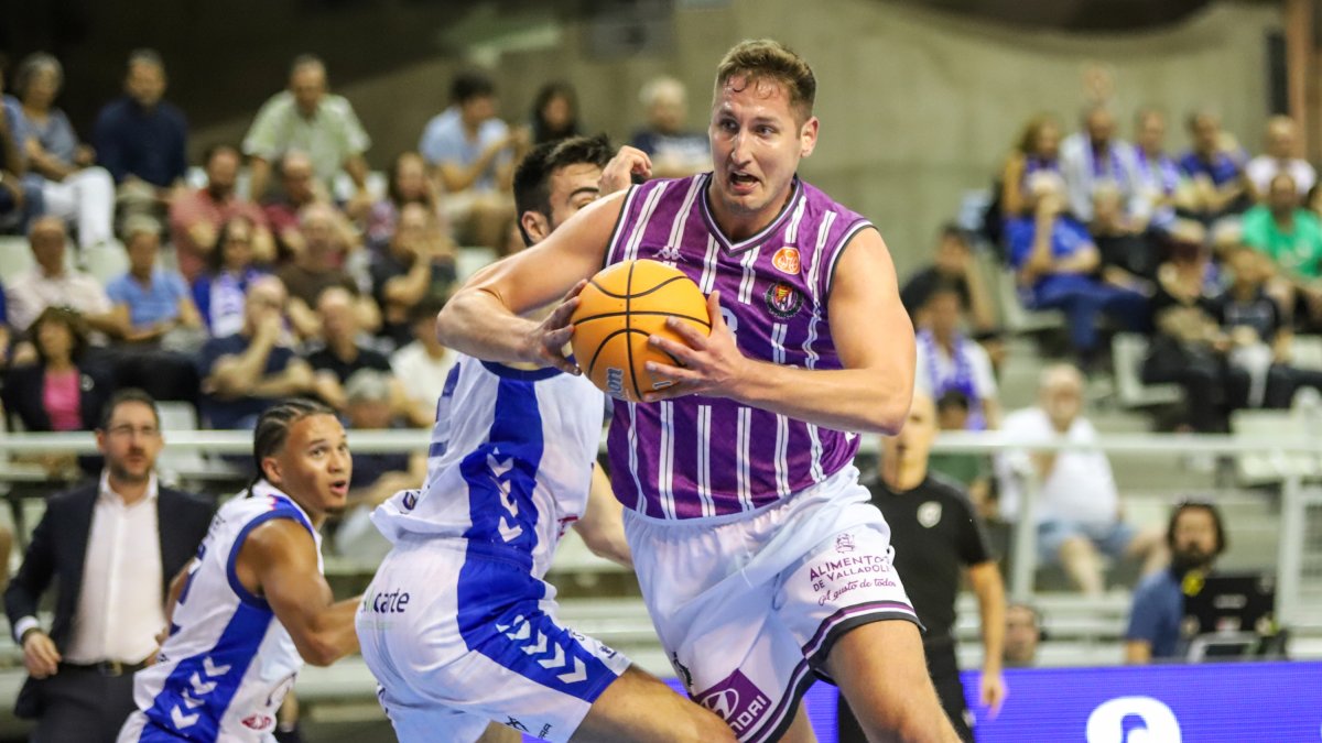 Imagen del partido jugado en la primera jornada entre Alicante y UEMC RVB con triunfo vallisoletano.