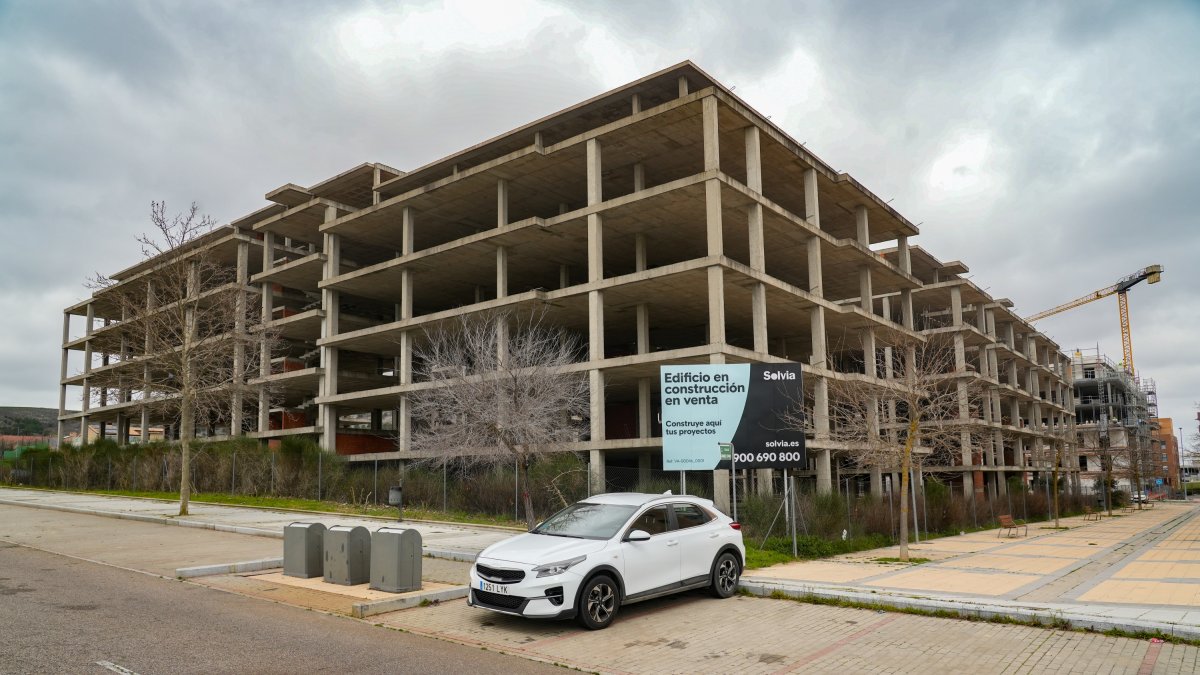 Esqueleto de un edificio sin acabar en la avenida de Aranzana de Arroyo de la Encomienda