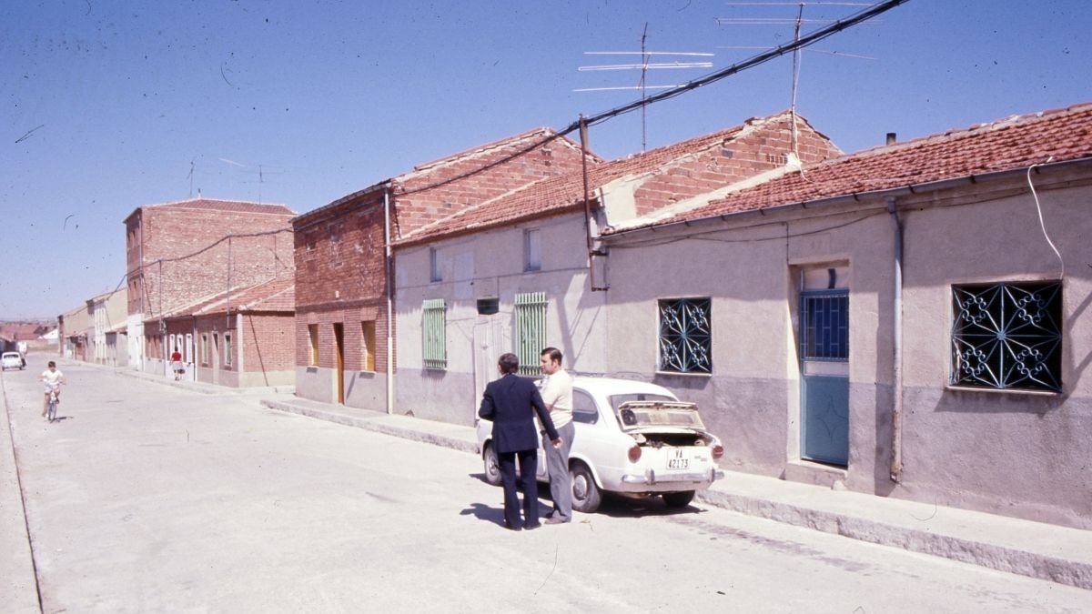 Dos hombres conversan al lado de un coche en la calle Gallo en los años 80.