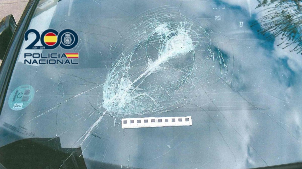 Estado en el que quedó la luna delantera del coche de la víctima.