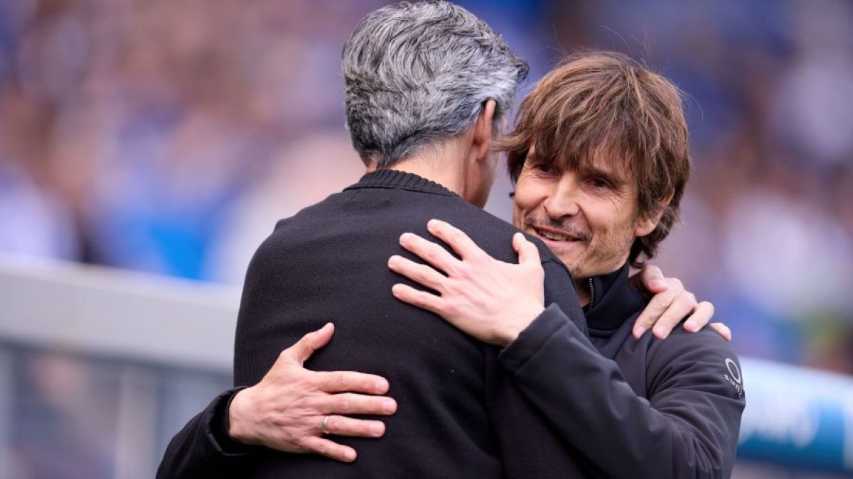 Álvaro Rubio saluda a Imanol antes del inicio del partido.