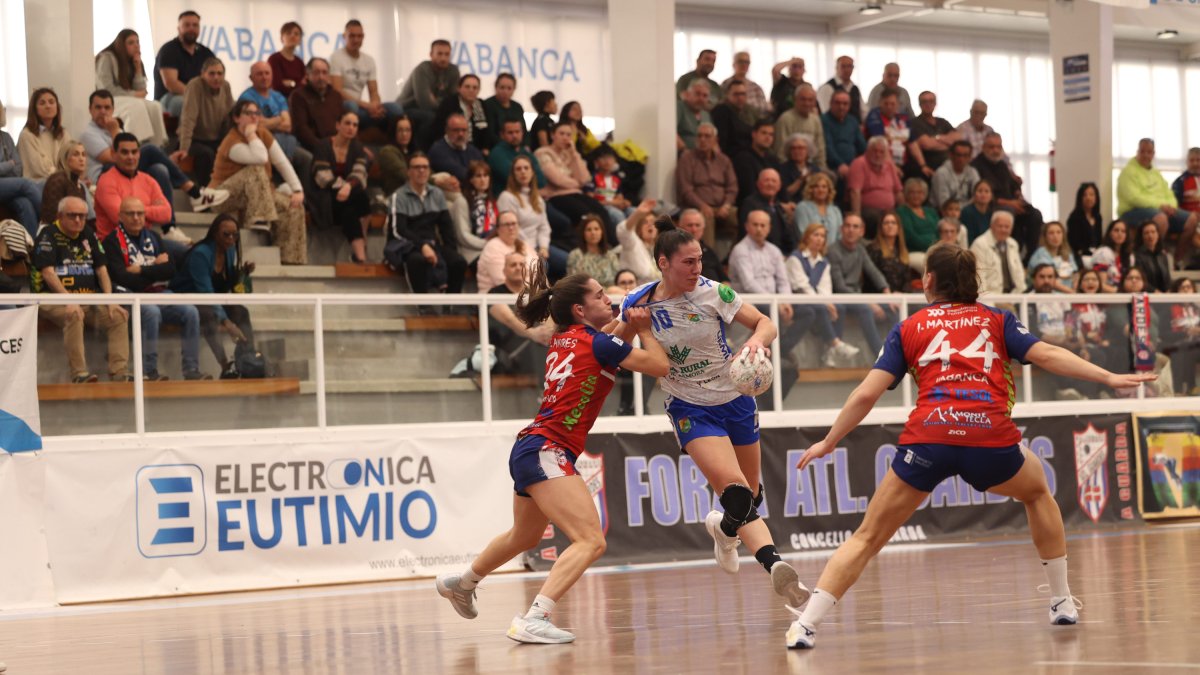 O'Mullony intenta zafarse de la defensa de Guardés.