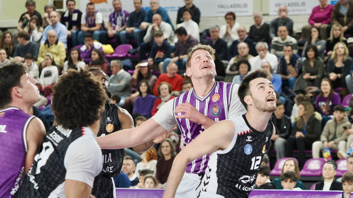 Un momento del duelo en Pisuerga entre el UEMC Real Valladolid y Alicante.