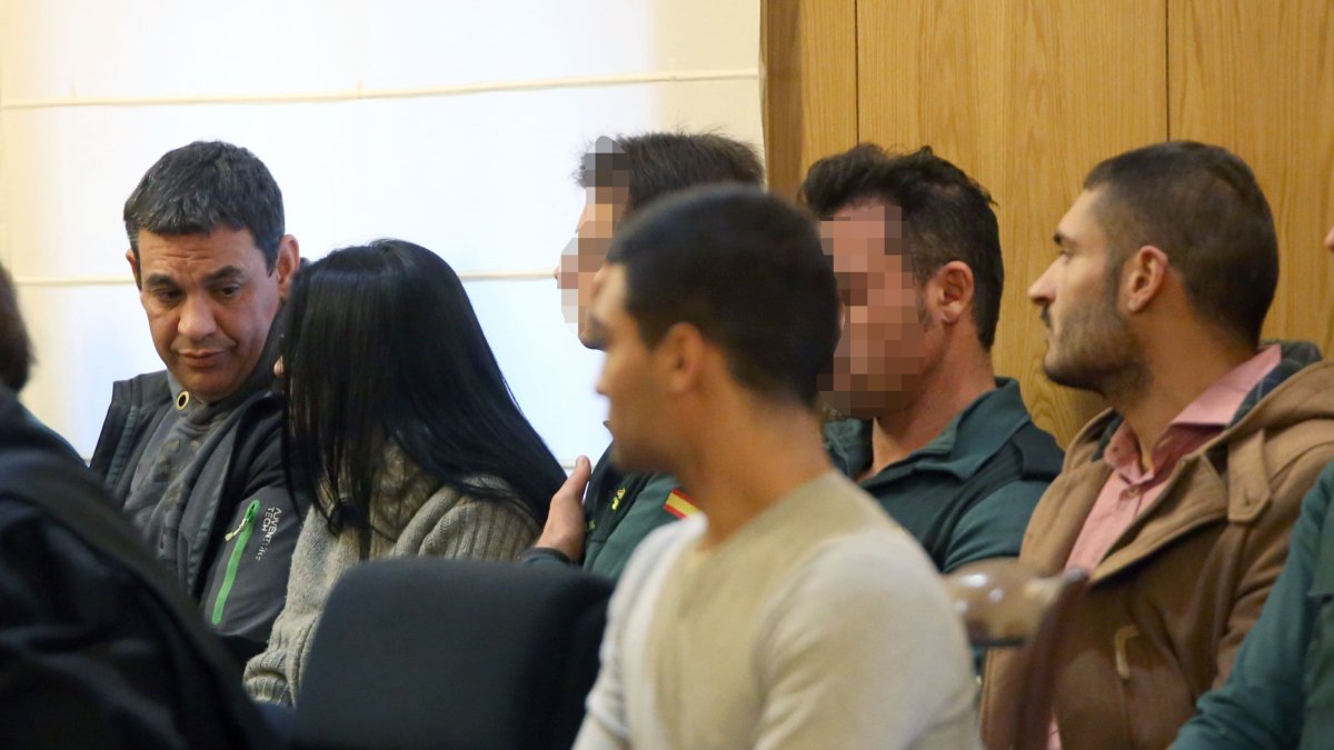 Vicenta Panduro, de pelo negro, junto a su pareja Manuel, durante un momento del juicio con jurado en la Audiencia de Valladolid en enero de 2017.