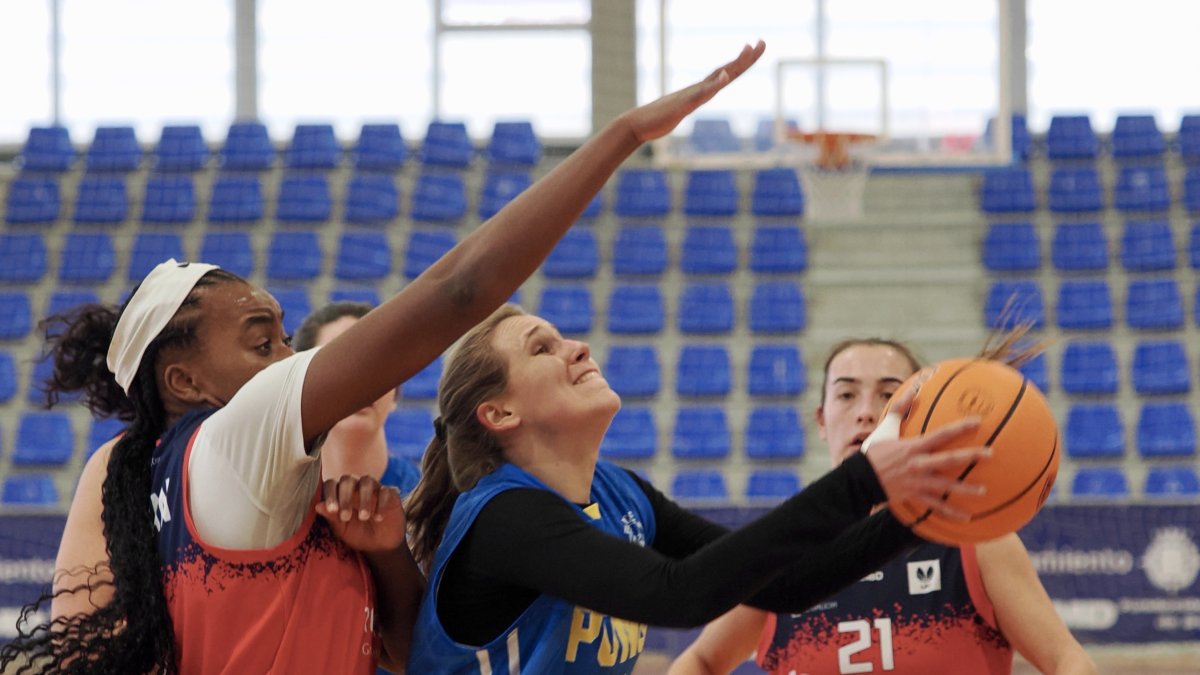 Una imagen del duelo que jugó Ponce ante Maristas Coruña.