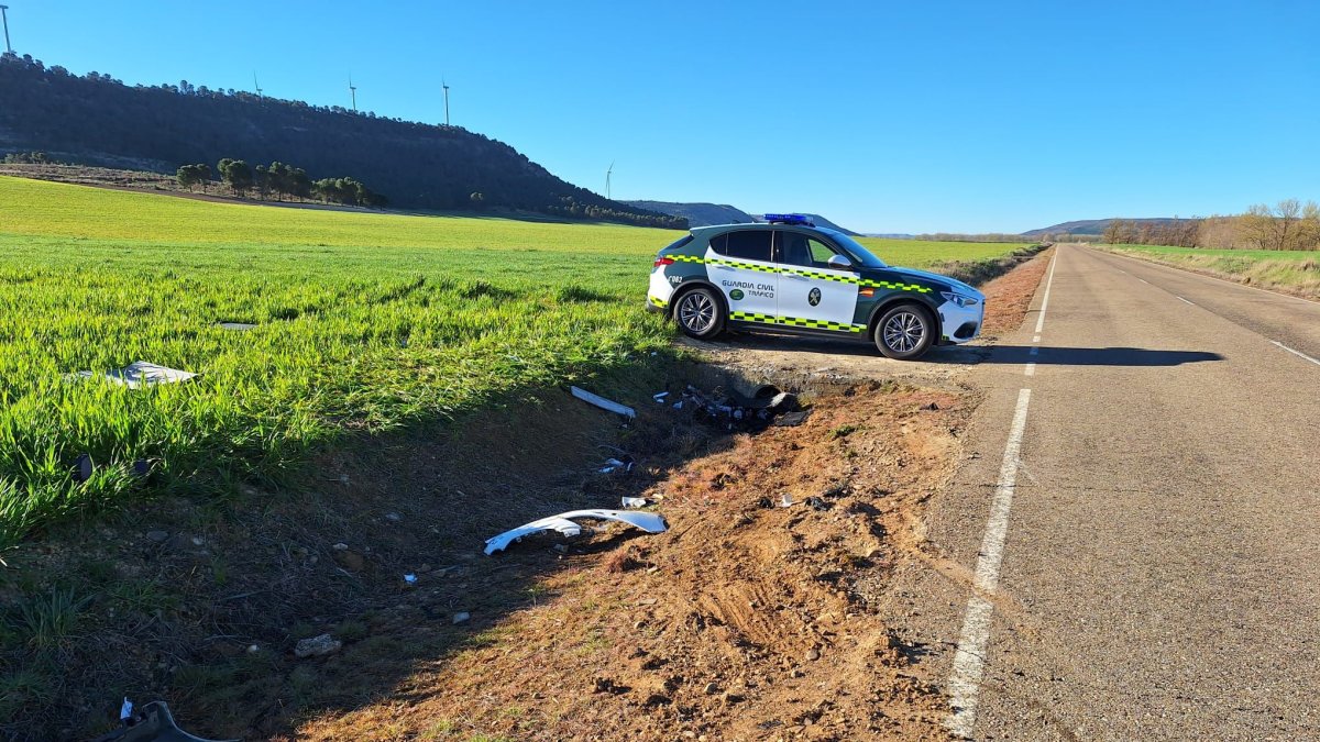 Arqueta de la P-405 contra la que colisionó el coche en el que murieron la mujer y sus dos y hijos menores.