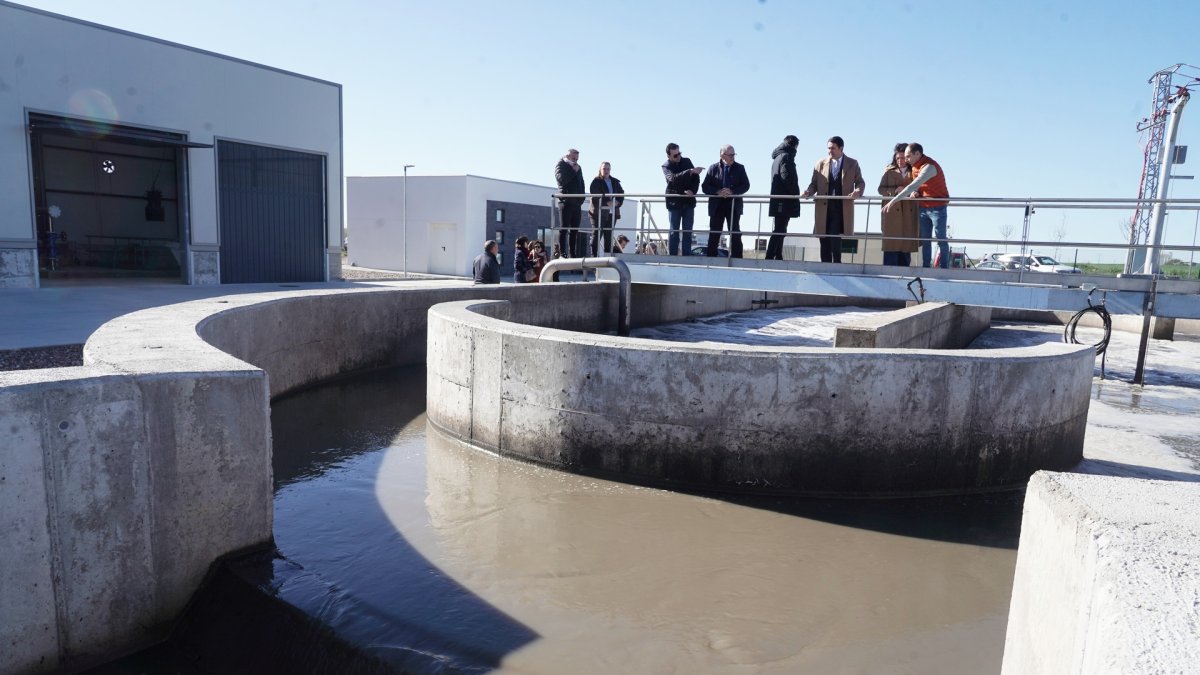 El consejero de Medio Ambiente, Vivienda y Ordenación del Territorio, Juan Carlos Suárez-Quiñones, visita la EDAR de Nava de Rey (Valladolid).