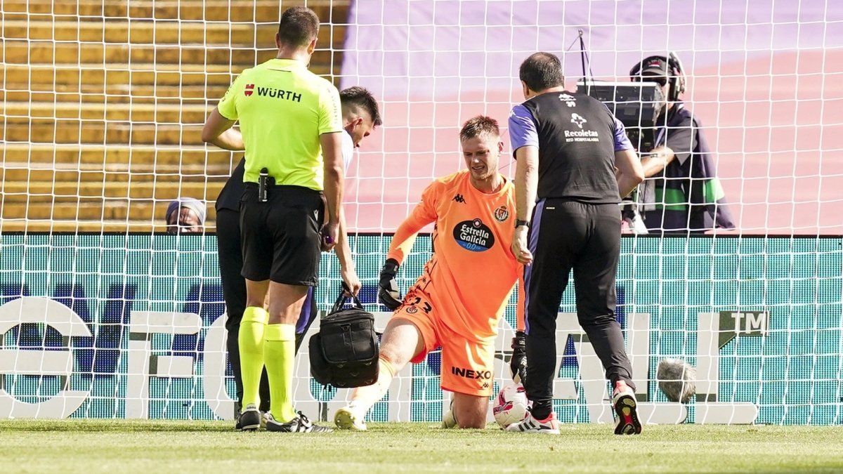 Hein es atendido durante un partido con el equipo blanquivioleta.
