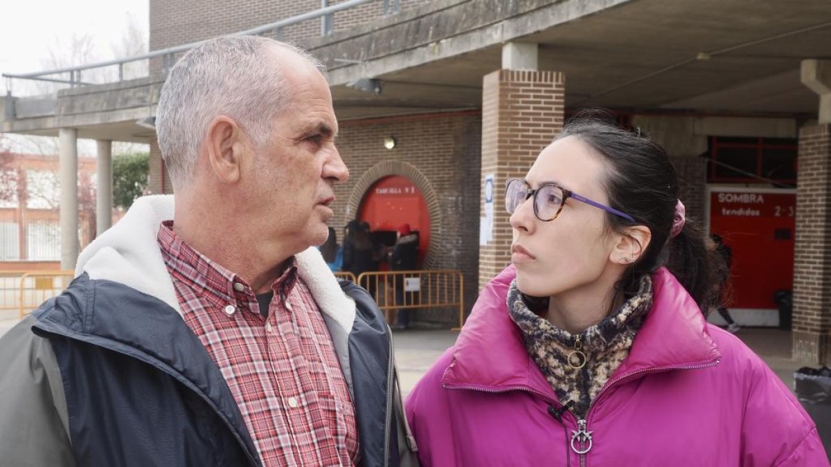 El padre y la hermana de Alejandro Aranda, durante una de las jornadas de búsqueda.