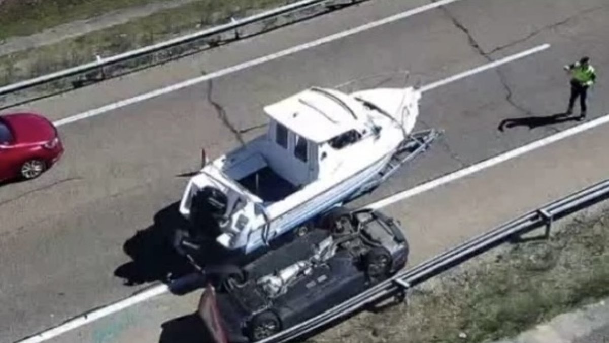 Lancha motora y vehículo volcado en la A-62 en Valladolid.
