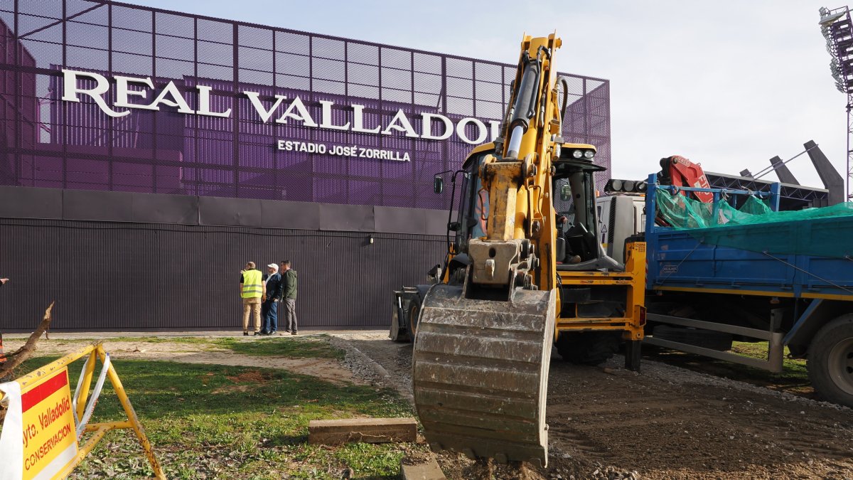 Una máquina excavadora junto al estadio Zorrilla en el inicio de las obras en los accesos.