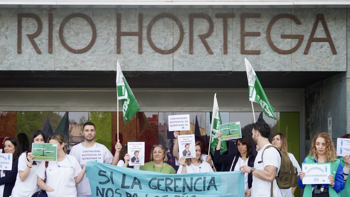 Las enfermeras de quirófano del Rio Hortega se concentran en la entrada del hospital para exigir el cumplimiento del acuerdo firmado con Sanidad.