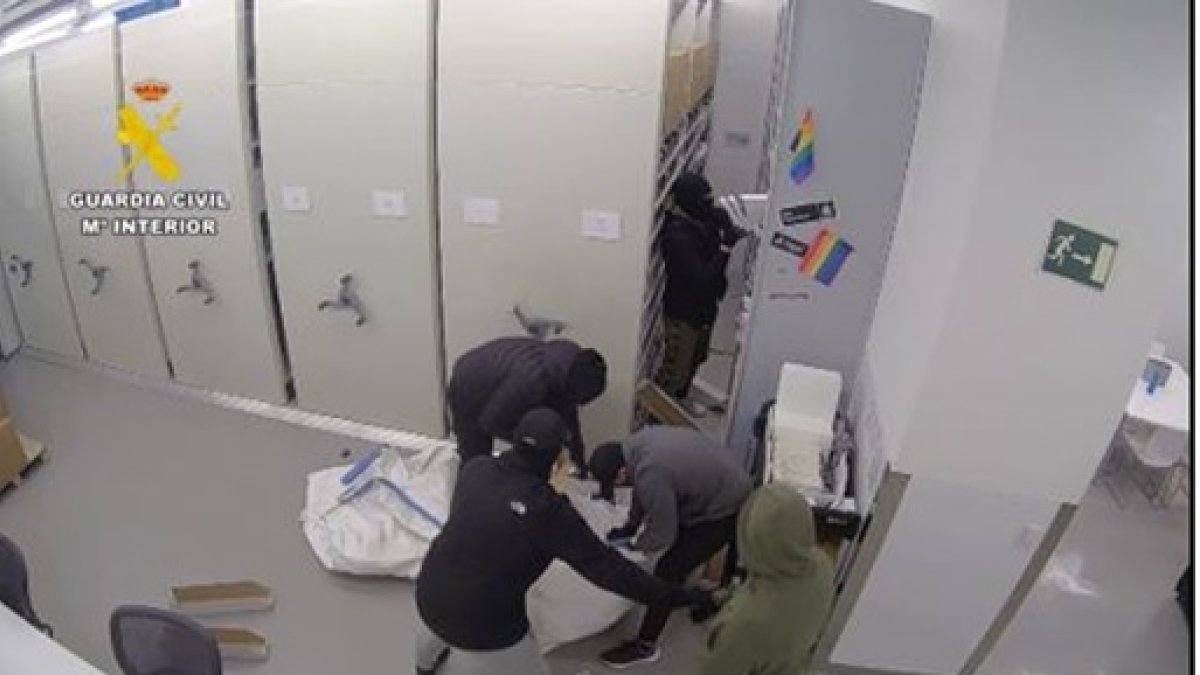 Los ladrones, captados por las cámaras en el momento de desvalijar la tienda de Apple en Río Shopping.