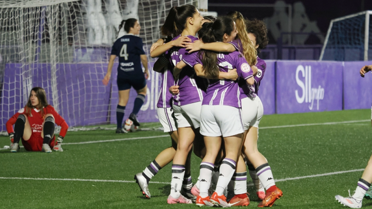 El Real Valladolid Simancas celebra un gol en un partido esta temporada.