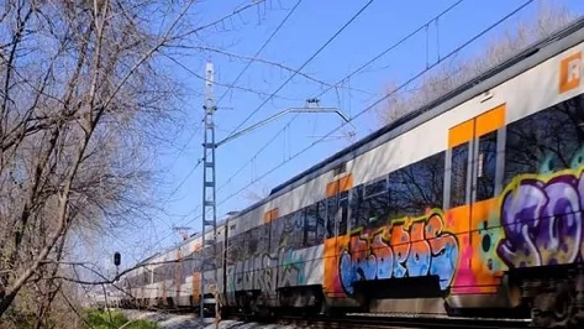 Tren vandalizado con grafitis, en una imagen de archivo.