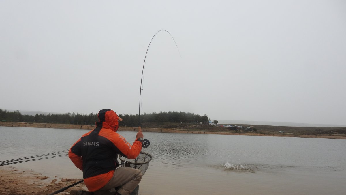 El leonés Pablo Castro, campeón de España, pesca en el lago.