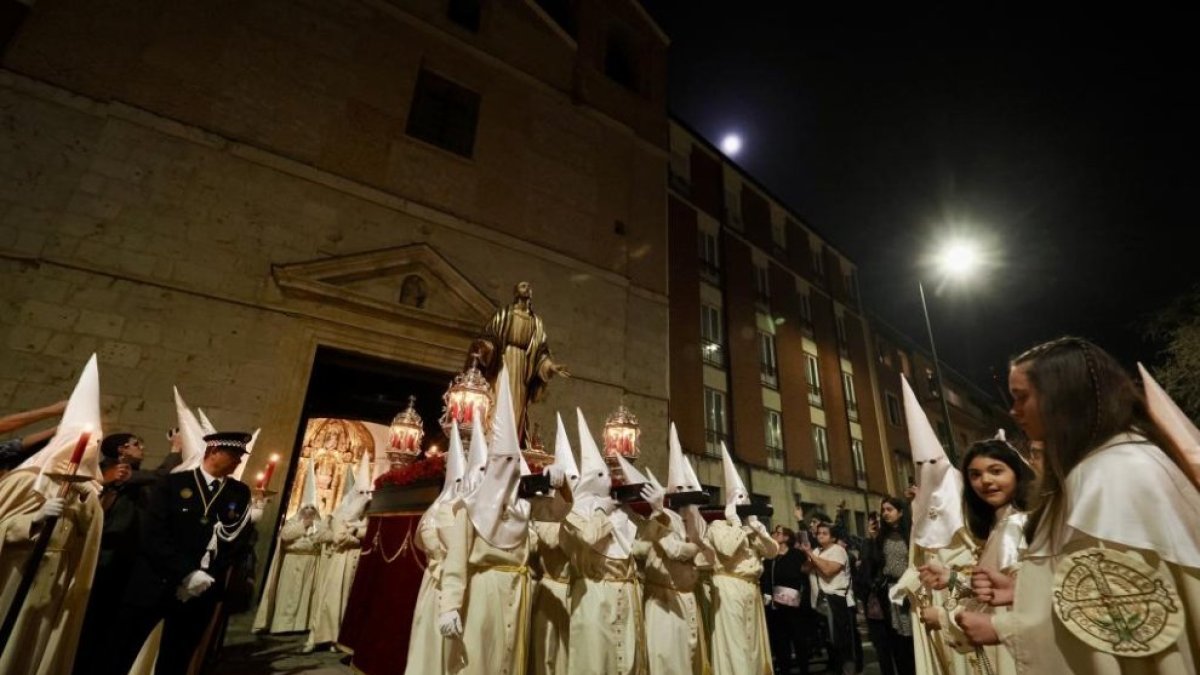 Procesión del Perdón y la Esperanza con el paso 'Jesús de la Esperanza' en una imagen de archivo
