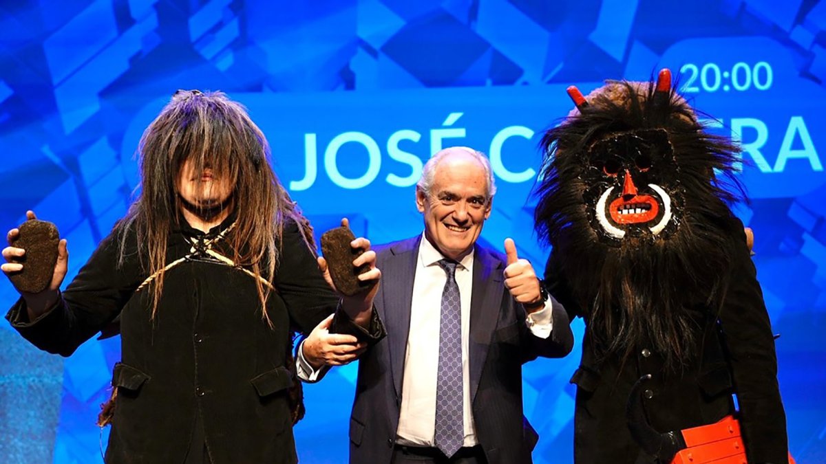José Cabrera, junto a los Carochos de Riofrío de Aliste en el congreso Ahora Ilusión