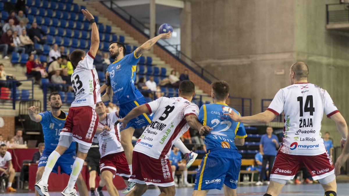 Miguel Martínez vuela ante la defensa del que será su equipo la próxima temporada