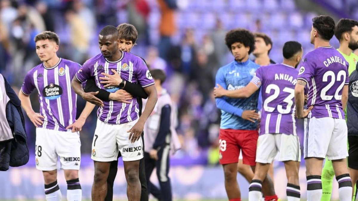 Rubio agarra a un abatido Sylla tras el partido.