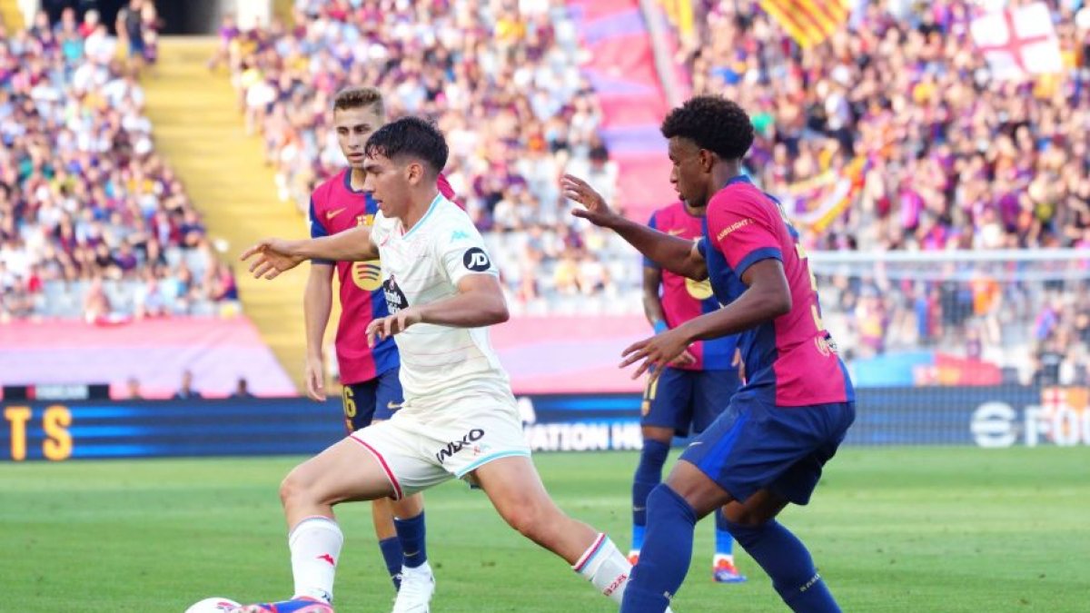 Mario Martín, rodeado de rivales en el Barcelona-Real Valladolid de la primera vuelta.