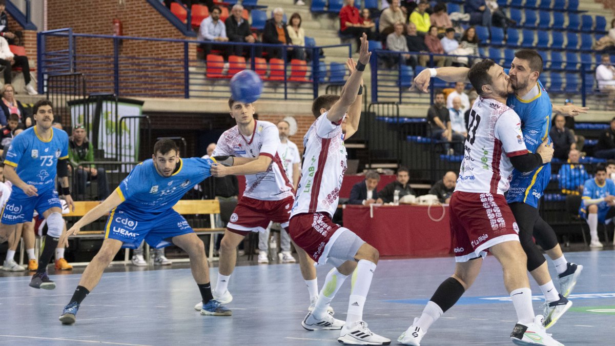 Imagen del último duelo liguero jugado por el Recoletas ante el BM Logroño La Rioja