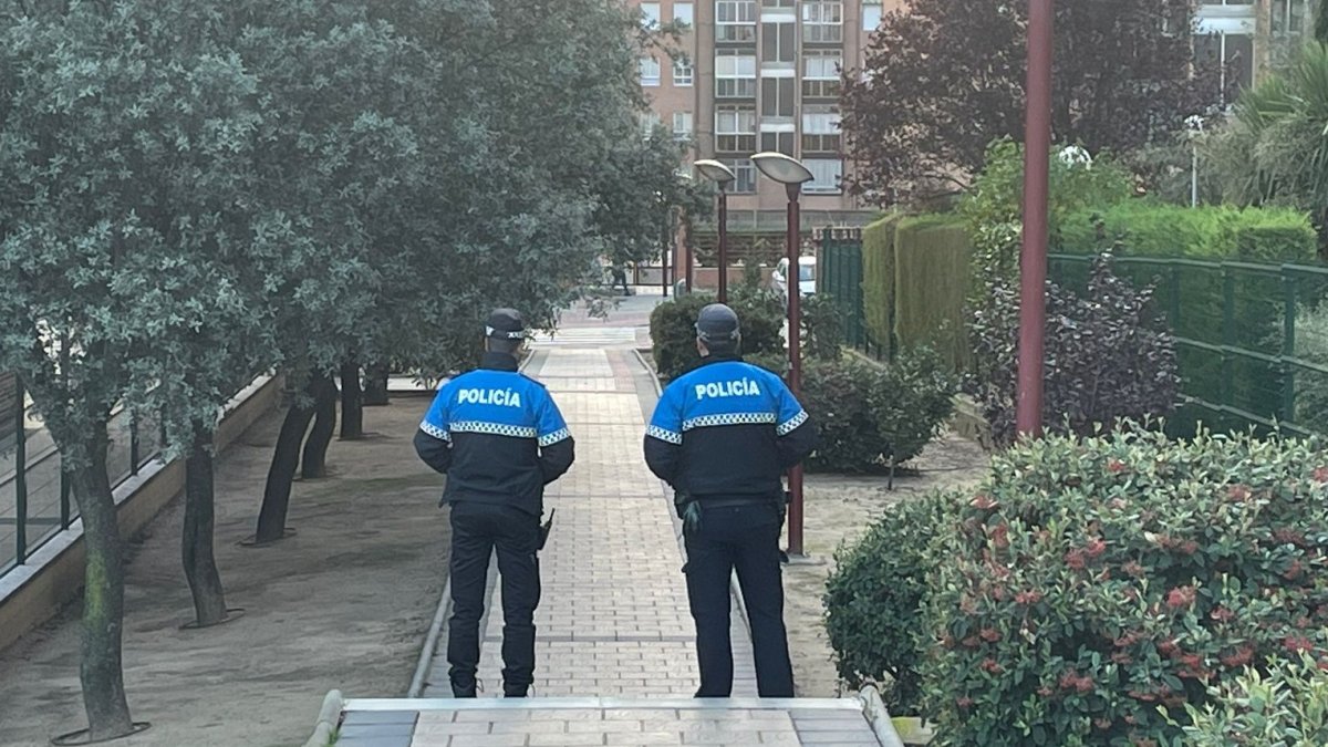 Dos agentes de la Policía Local paseando por Valladolid.