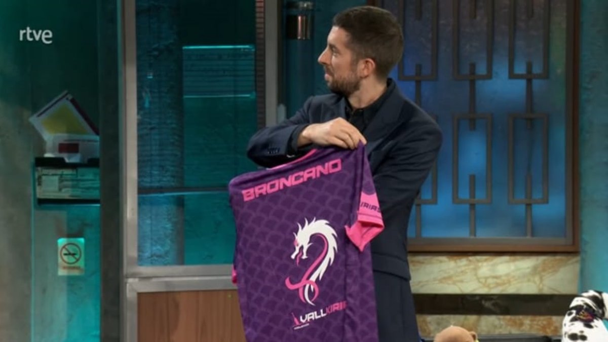 Las Vallkirias Pisuerga le dan un camiseta a Broncano