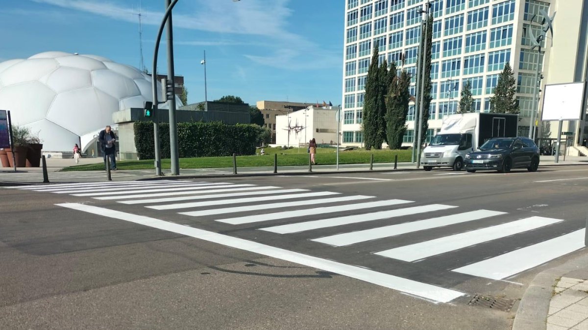 El paso de peatones de la plaza del Milenio pintado