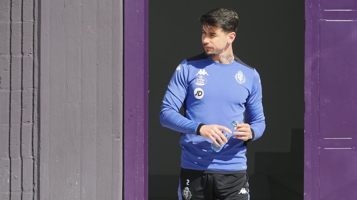 Luis Pérez sale al entrenamiento del Real Valladolid.
