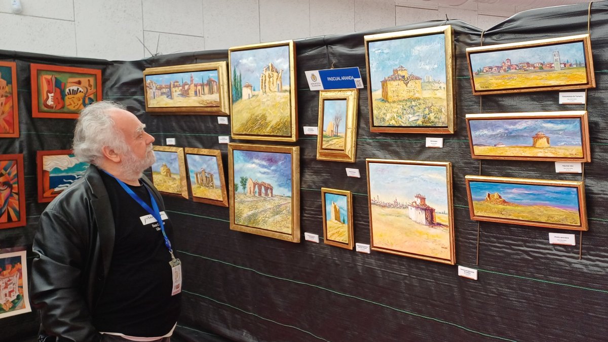 Pascual Aranda contempla sus obras en la Cúpula del Milenio.