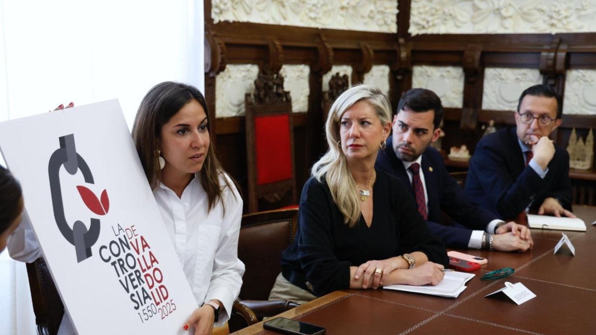 Blanca Jiménez muestra el logo del 475 aniversario de la Controversia de Valladolid.
