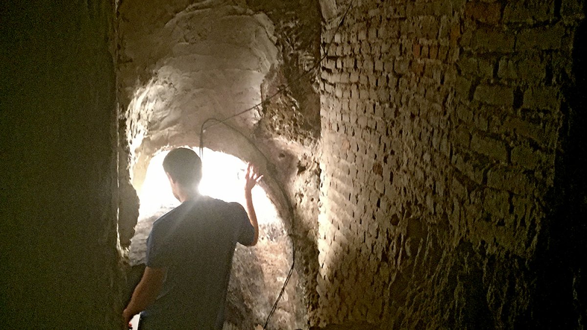 Acceso a una bodega subterránea de Villalón de Campos