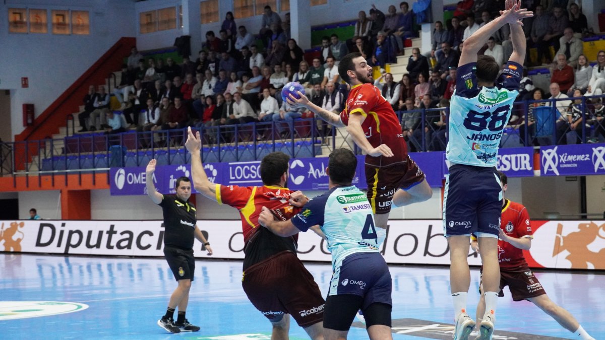 Imagen del partido que jugó el Recoletas en Puente Genil, con derrota (29-28), en la primera vuelta.