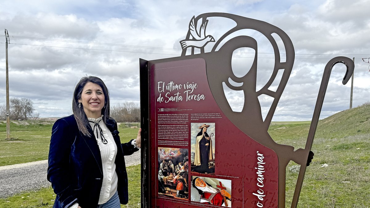 Dory Vicente muestra el panel informativo de la ruta teresiana en Coca de Alba