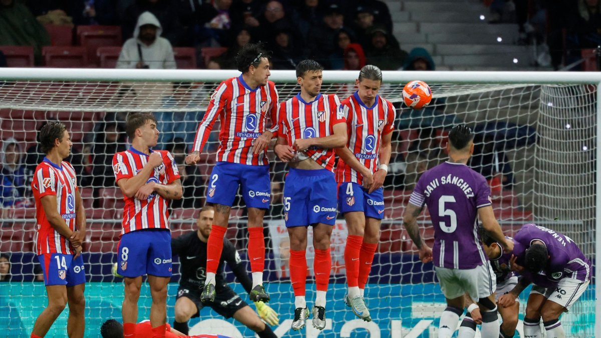 Imagen de la falta ejecutada por Javi Sánchez que tocó en Gallaguer y despistó a Oblak que supuso el 2-2 en el minuto 56.