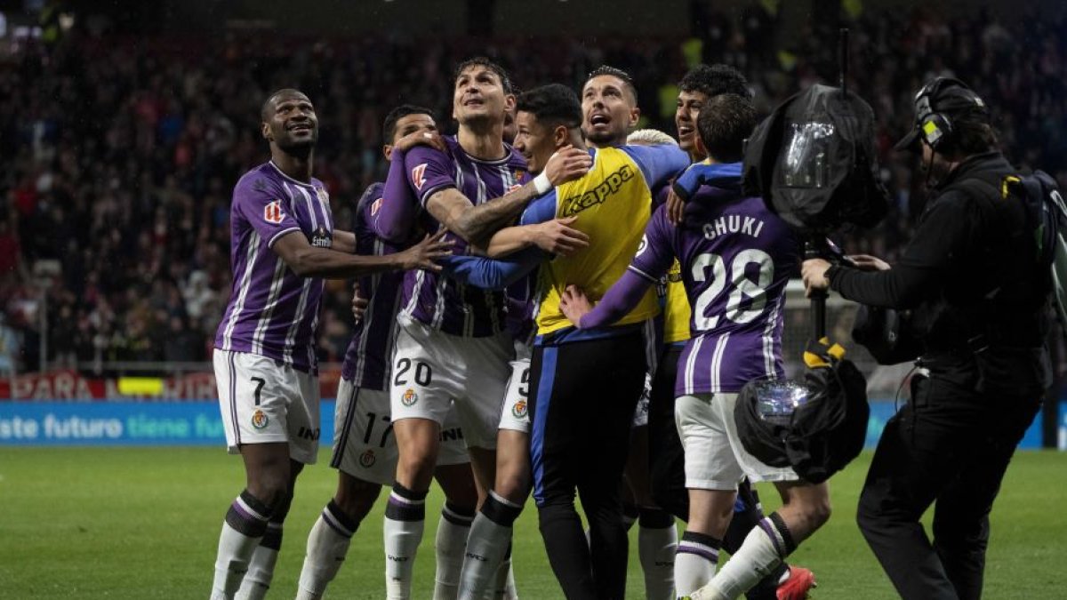 El Real Valladolid festeja el segundo gol obra de Javi Sánchez que supuso el 2-2.