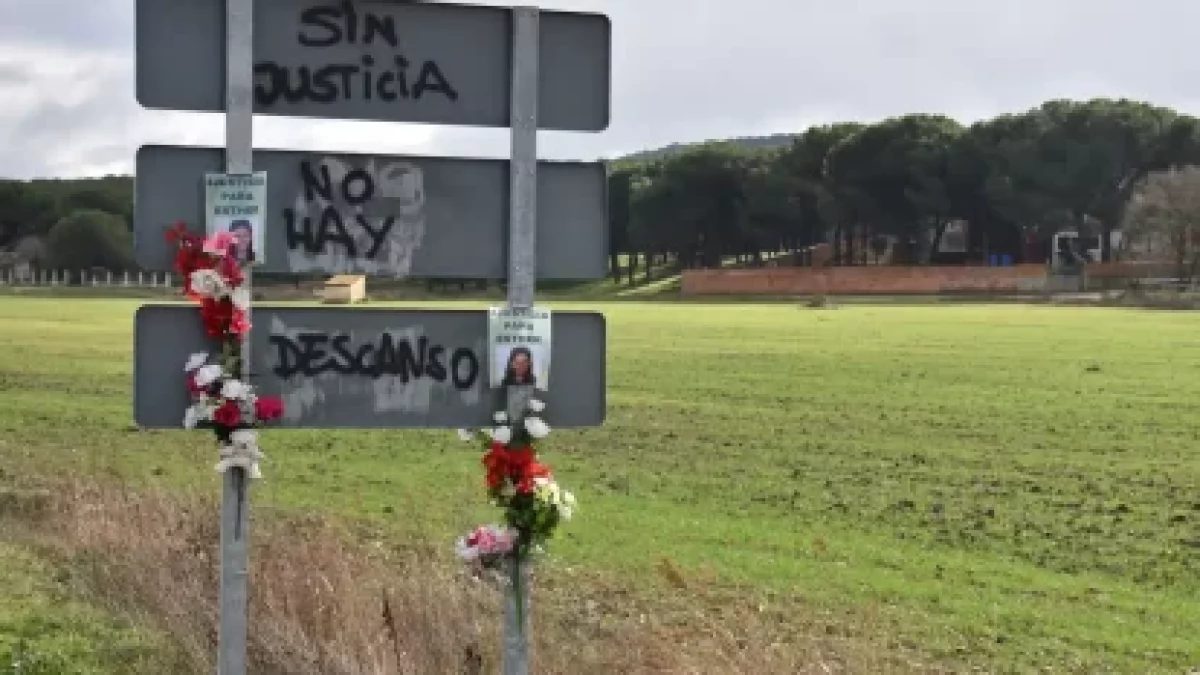 Mensajes de recuerdo a Esther en el lugar donde apareció el cuerpo.