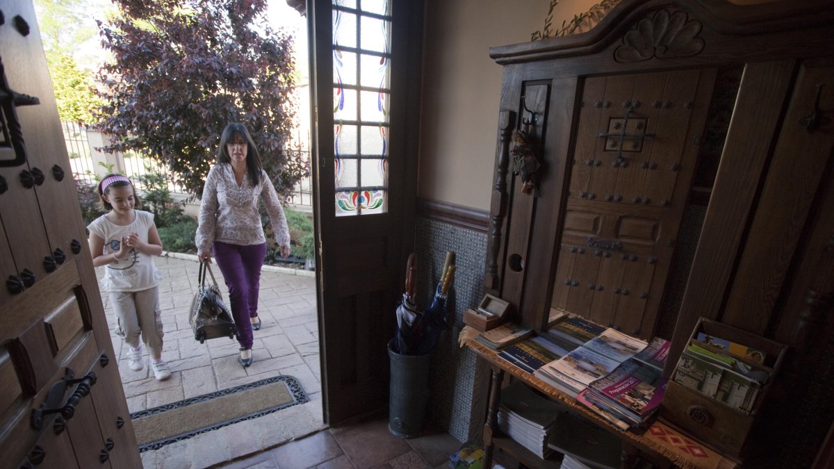 Dos mujeres acceden a un alojamiento de turismo rural en la provincia de Valladolid.