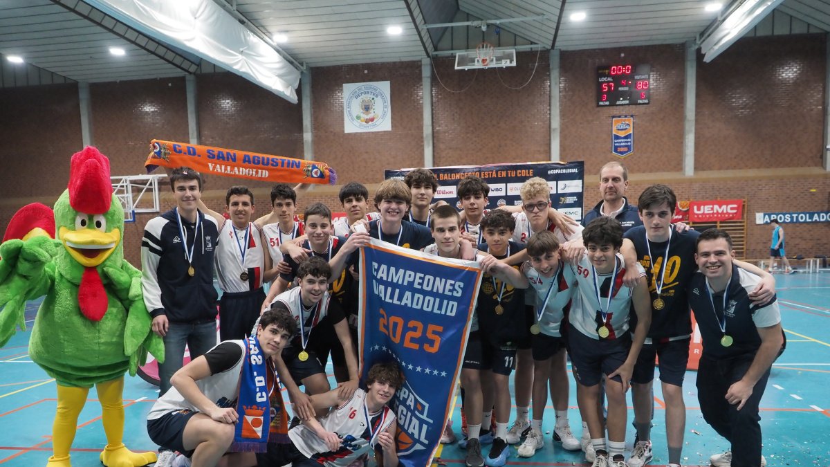 San Agustín posa con el estandarte acreditativo como campeón de la Copa Colegial 2025.