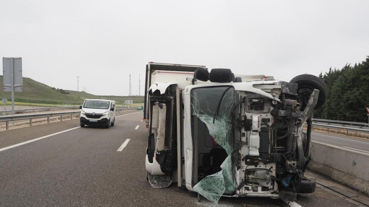 Vuelco de un camión en la A-60 a la altura de Zaratán