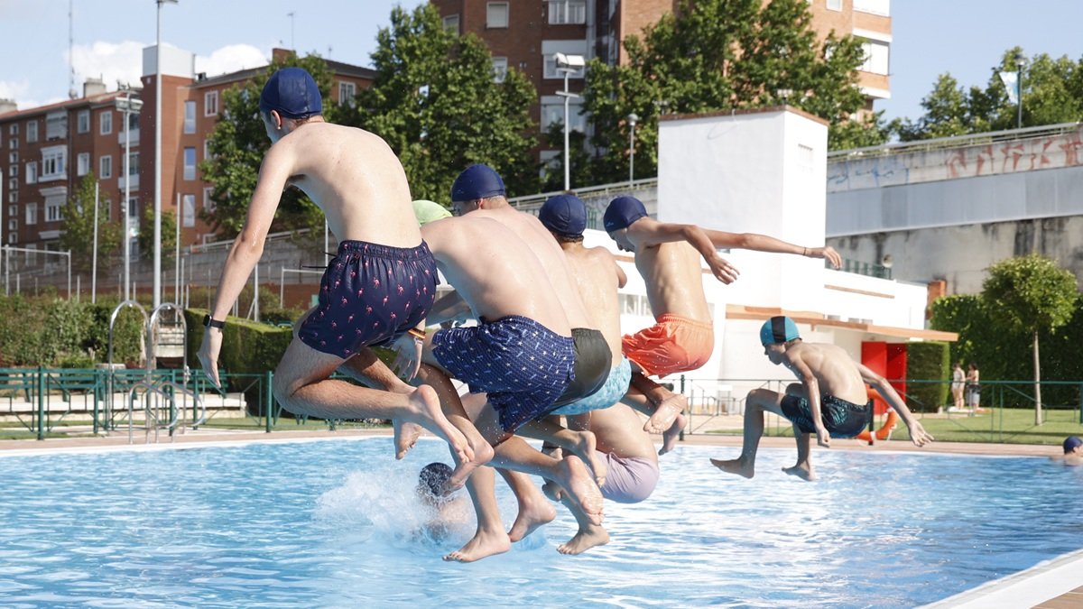 Un grupo de amigos se lanza al agua en una piscina de Valladolid, en una imagen de archivo.