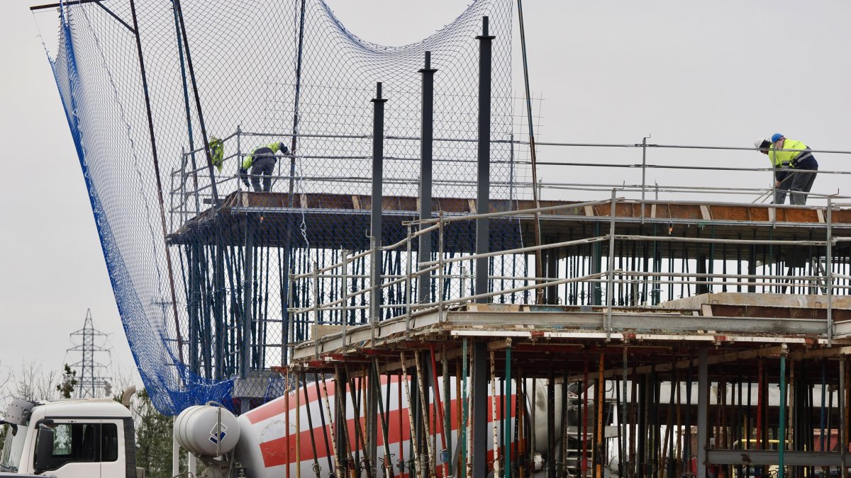 Imagen de archivo de un grupo de operarios trabajando en la construcción de pisos en Castilla y León.
