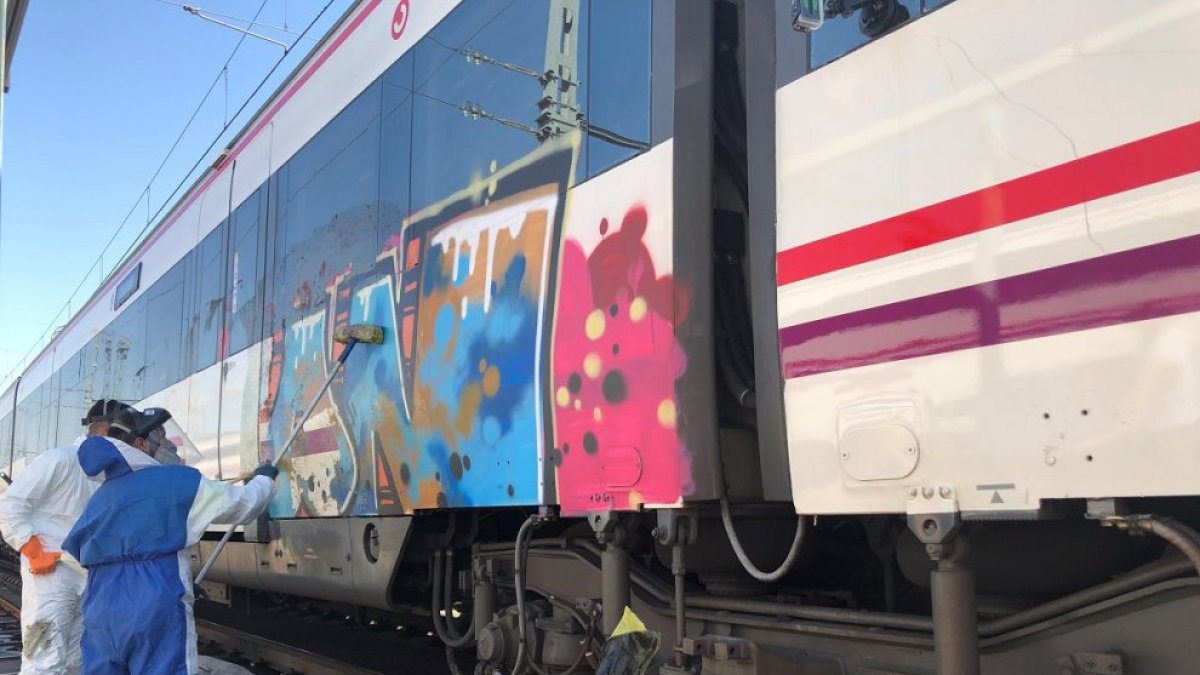 Operarios limpian un grafiti en un tren en una imagen de archivo.