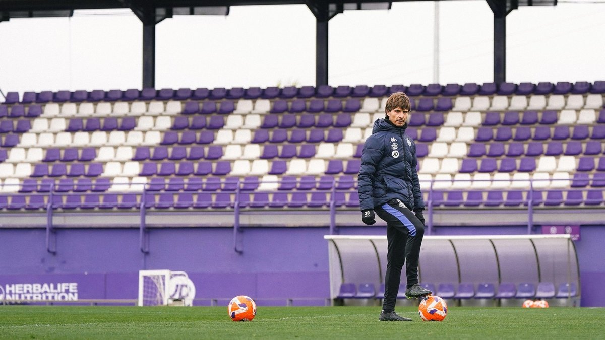 Álvaro Rubio observa un entrenamiento de esta semana.
